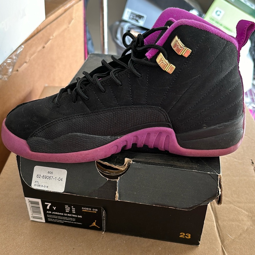 Woman Jordan sneaker good condition no smell